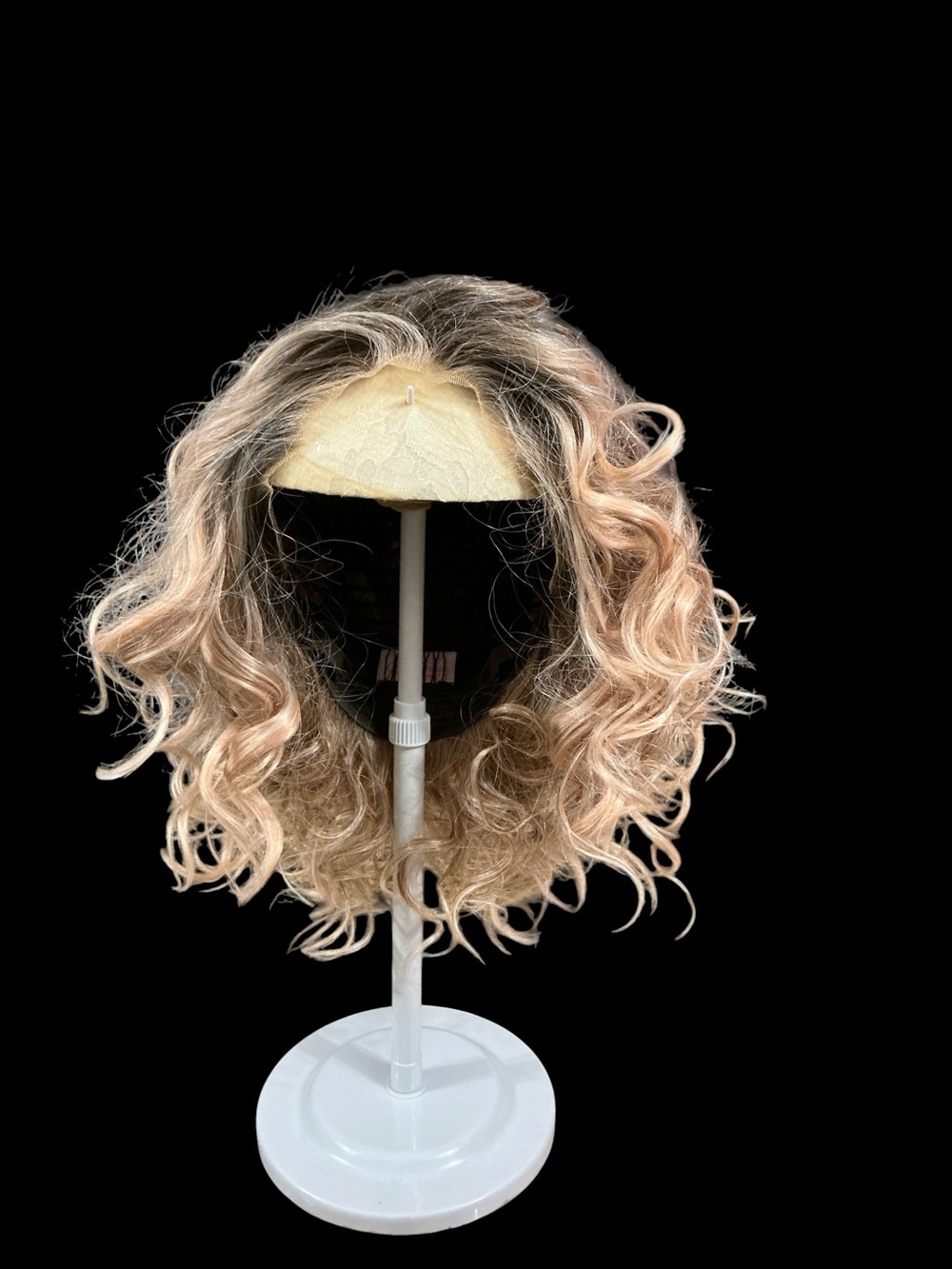 CSC Nia. Light Blonde Wavy Women's Wig with Subtle Highlights